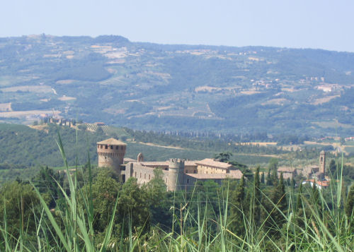 Il Castello della Sala immerso nella campagna circostante