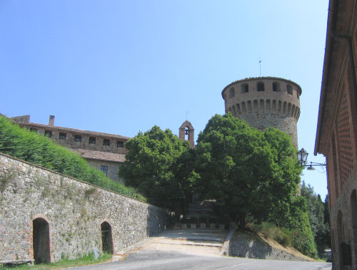 Lingresso del castello e il suo torrione